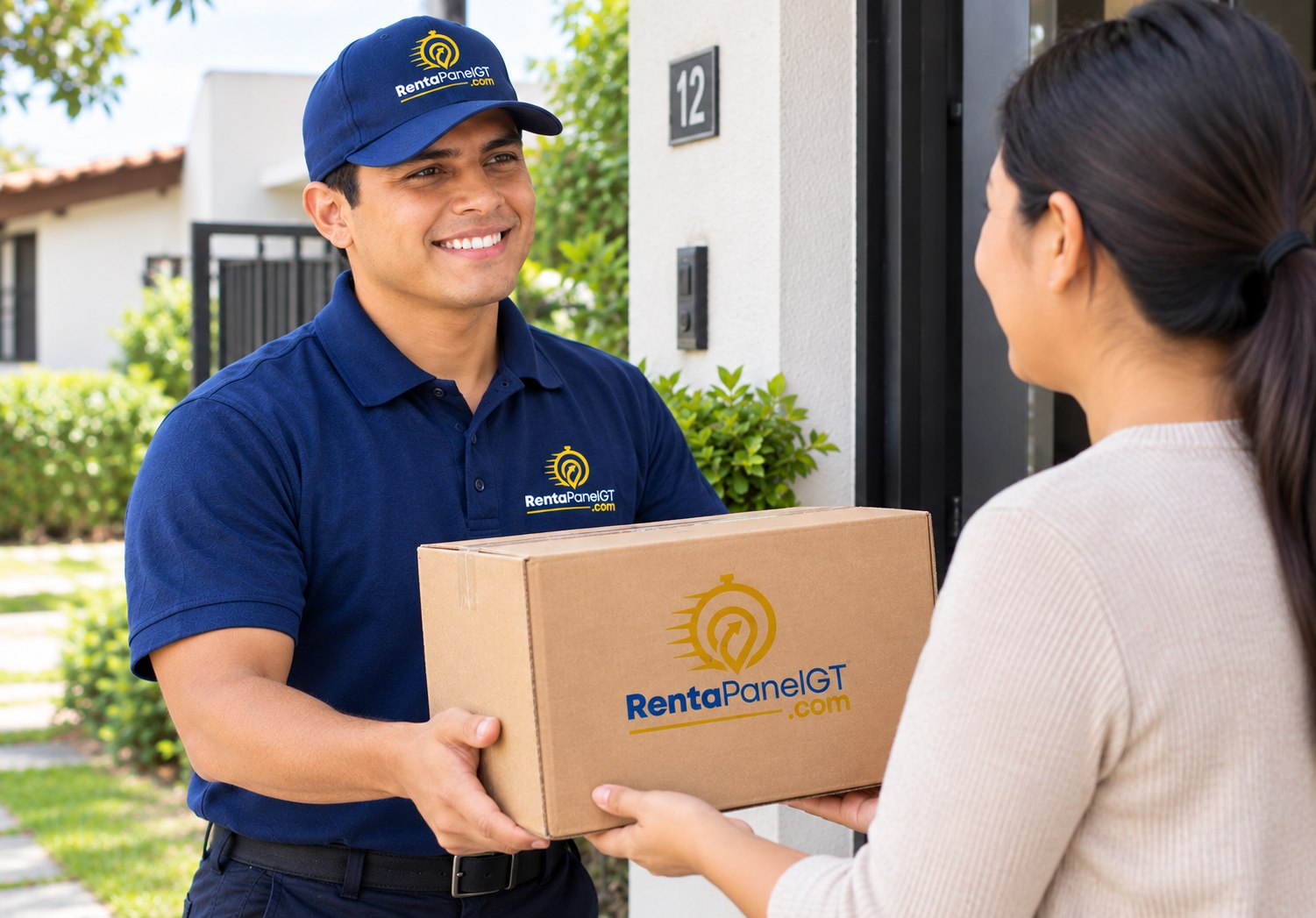 Colaborador de RentaPanelGT entregando paquetes