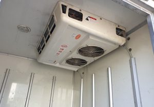 Equipo de refrigeración dentro del furgón