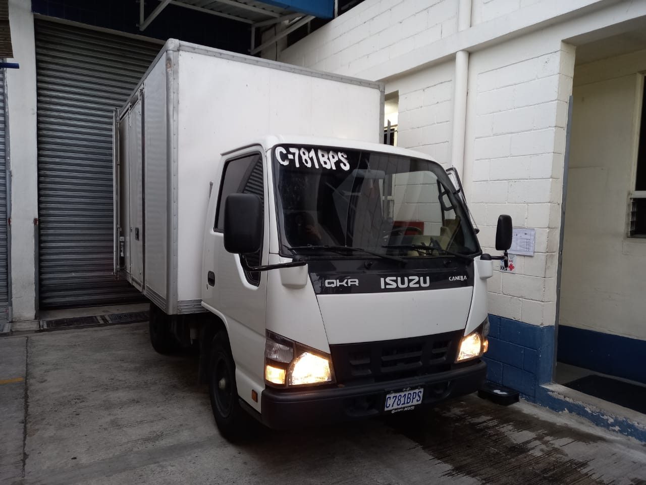 Camión Isuzu QKR de RentaPanelGT