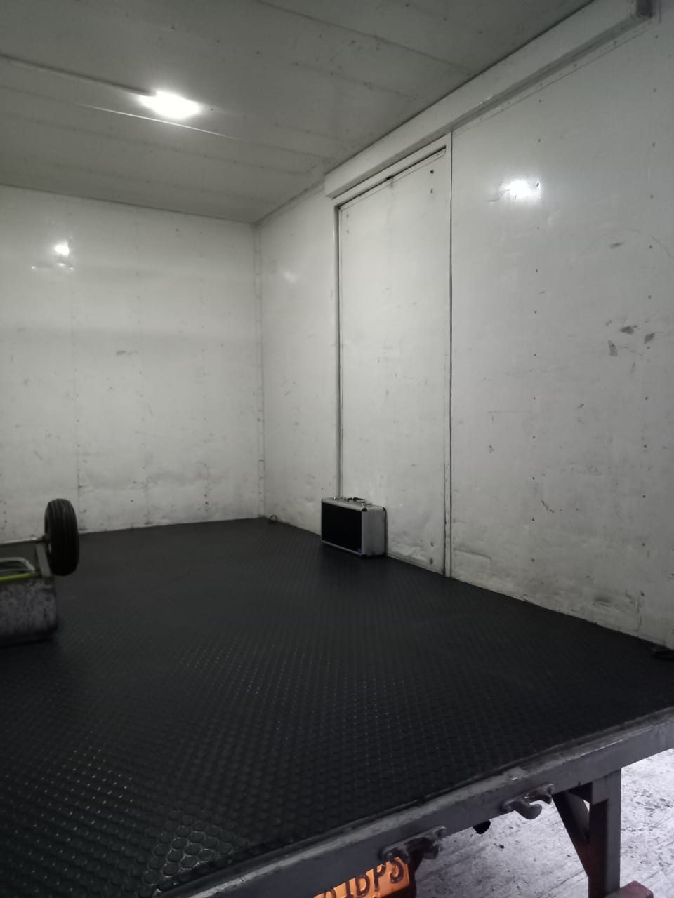 Interior real de furgón para carga seca RentaPanelGT