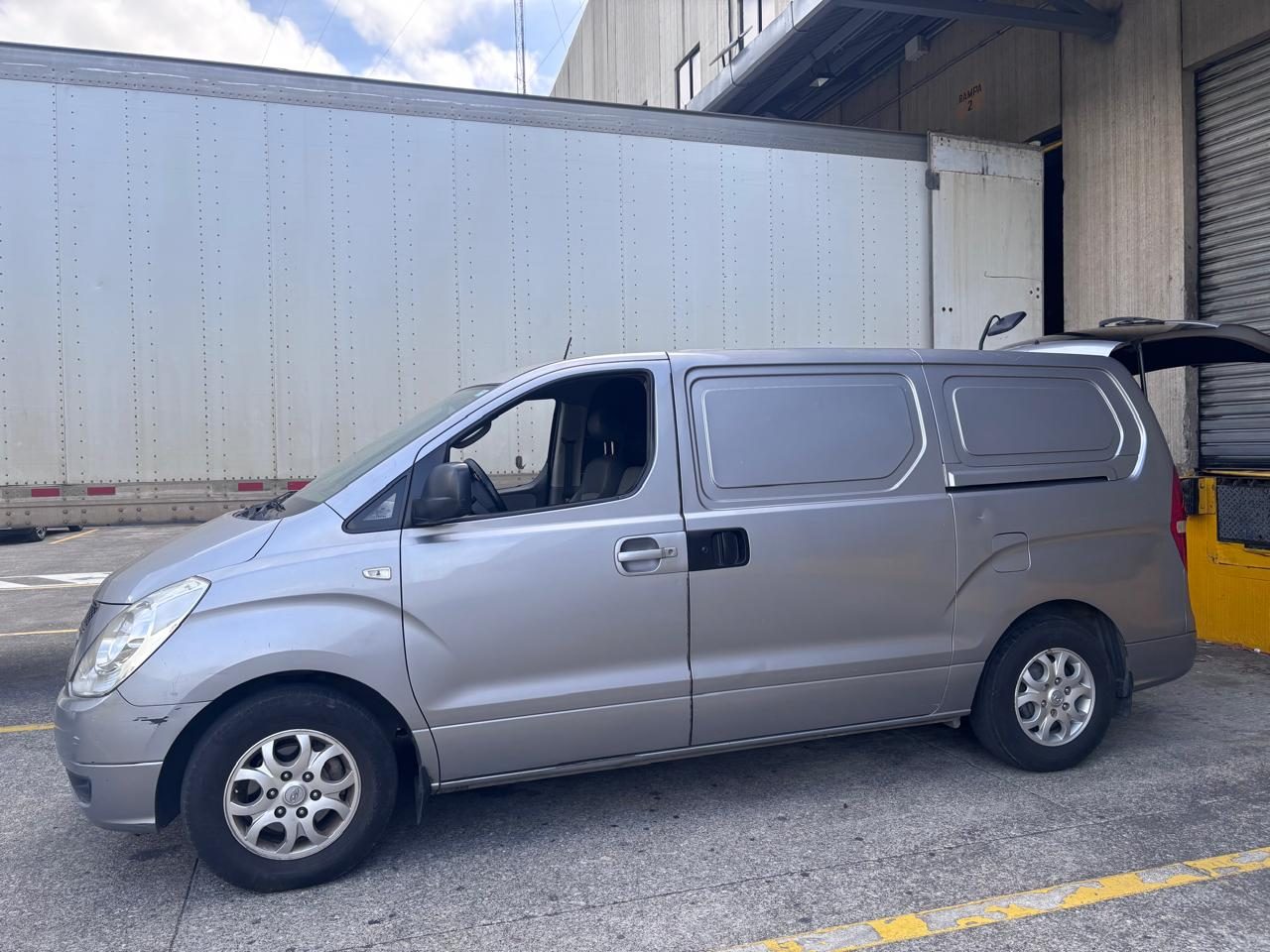Panel Hyundai H1 de RentaPanelGT, vista lateral